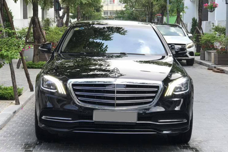 Chiếc xe sang Mercedes-Benz S500 cũ đời 2014 này được rao gây chú ý khi có diện mạo y hệt siêu xe sang Mercedes-Maybach S450 4Matic phiên bản mới nhất hiện nay đang bán ra trên thị trường.