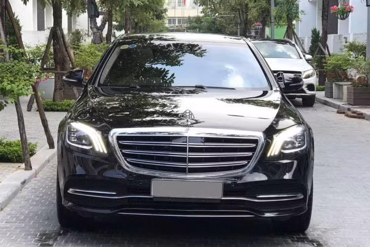 Chiếc xe sang Mercedes-Benz S500 cũ đời 2014 này được rao gây chú ý khi có diện mạo y hệt siêu xe sang Mercedes-Maybach S450 4Matic phiên bản mới nhất hiện nay đang bán ra trên thị trường.