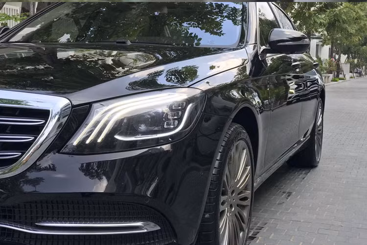 Ngoài ra, cặp vành đa chấu kép 20 inch, cản sau với cụm ống cả kép đuọc chủ nhân tự thiết kế theo phong cách riêng - mềm mại và sang trọng hơn.