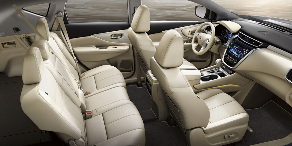 Đi vào bên trong xe là toàn bộ nội thất sang trọng được đầu tư bài bản của Nissan Murano 2019. Nổi bật nhất là màn hình thông tin giải trí 8 inch tích hợp Apple CarPlay và Android Auto. Phiên bản SL và Platinum sở hữu ghế da semi-aniline chần chỉ vân kim cương, các chi tiết ốp gỗ tối màu xung quanh ghế và bệ trung tâm.