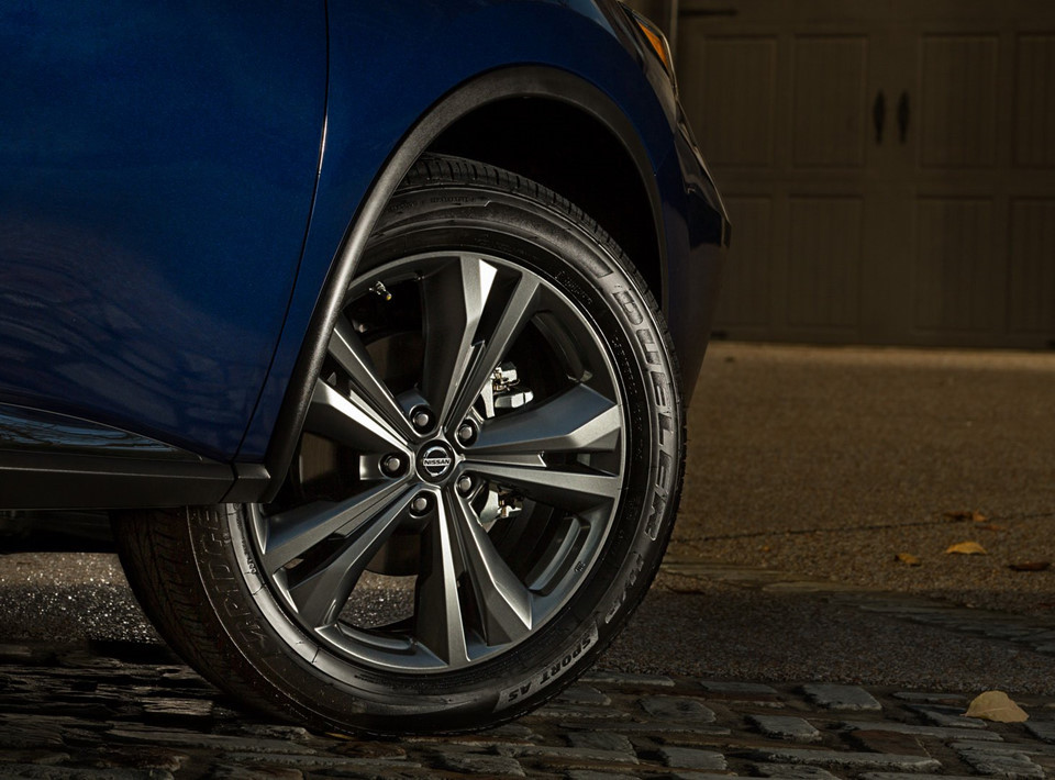 Bộ vành kích thước 18 inch đến 20 inch với 3 tùy chọn màu sơn. Cụm đèn hậu cũng được làm mới.