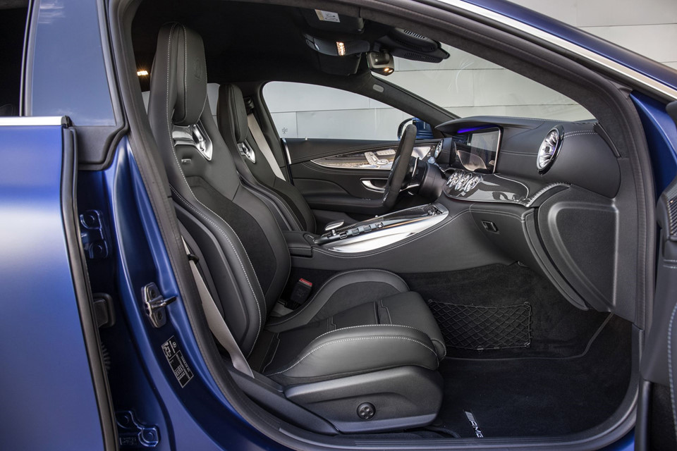 Nội thất của AMG GT 4 cửa sang trọng với nhiều chi tiết mạ chrome sáng bóng. Màn hình trung tâm được nâng cấp với hai màn hình cỡ lớn 12,3 inch lấy cảm hứng từ dòng S-Class.