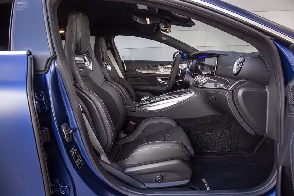 Nội thất của AMG GT 4 cửa sang trọng với nhiều chi tiết mạ chrome sáng bóng. Màn hình trung tâm được nâng cấp với hai màn hình cỡ lớn 12,3 inch lấy cảm hứng từ dòng S-Class.