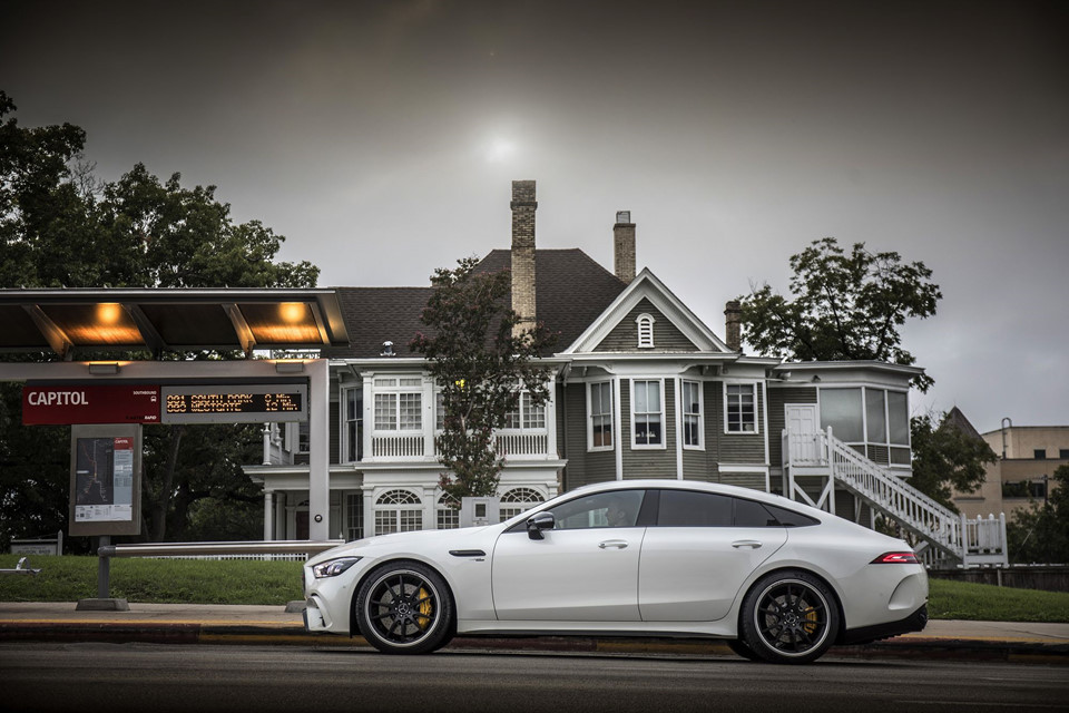 Được biết, phiên bản tiêu chuẩn của siêu sedan Mercedes-Benz AMG GT này là bản GT 63 Coupe với động cơ tăng áp kép V8 dung tích 4.0L. Động cơ này sản sinh công suất 577 mã lực (430 kW) và mô-men xoắn 799 Nm.