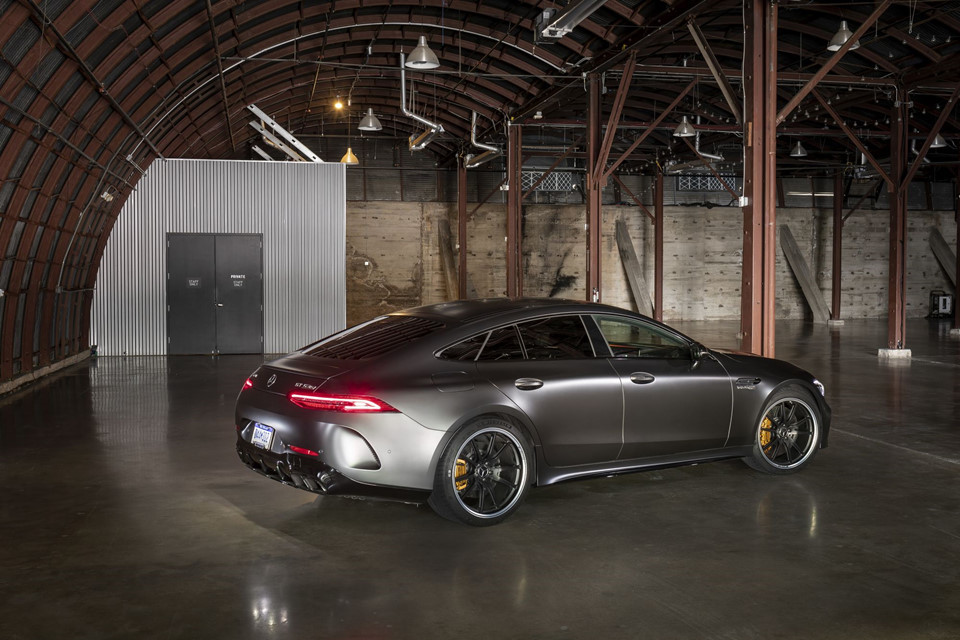 Sở hữu kiểu dáng coupe 4 cửa thể thao cùng động cơ mạnh mẽ. Mẫu xe thể thao AMG GT 4 cửa này sẽ được bán ra với 3 phiên bản tại thị trường Mỹ vào khoảng đầu quý I năm 2019 với giá niêm yết từ 136,5 USD (khoảng 3,2 tỷ đồng).