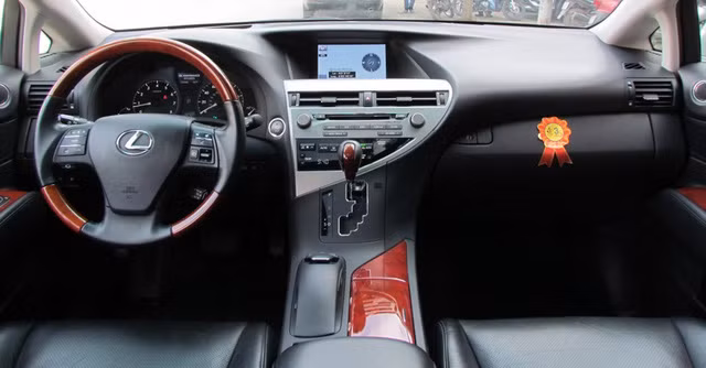 Chủ nhân bán xe cũng cho biết thêm, xe vẫn Full đồ gồm: Động cơ V6 3.5L 2 cầu, xe khởi động bằng nút bấm start/stop.