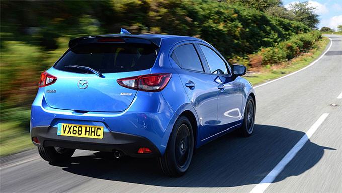 Ngoài ra còn có thêm ăng-ten dạng vây cá mập và kính riêng tư phía sau. Cùng với đó là những trang bị tiêu chuẩn nổi bật như: mâm xe hợp kim 15-inch, gương chiếu hậu gập và sấy tự động, cửa sổ chỉnh điện và hệ thống ghế sau có thể gập tỷ lệ 60:40.