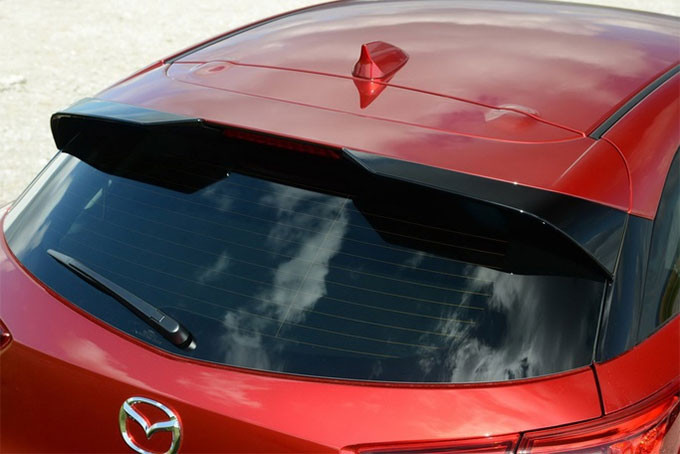 Về động cơ, Mazda CX-3 Black + Edition được trang bị động cơ xăng SkyActiv-G và hệ dẫn động cầu trước có công suất 121 mã lực. Xe có nhiều trang bị mới như cảm biến đỗ xe phía trước, camera lùi, ghế bọc da, tay lái có sưởi và màn hình màu hiển thị tiêu chuẩn.