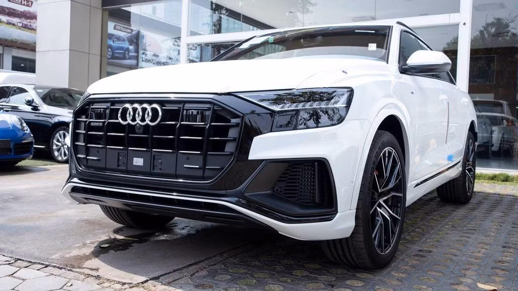 Hình ảnh những chiếc xe Audi Q8 2018 mới màu trắng sang chảnh tại đại lý ở Campuchia khiến không ít khách hàng Việt mong ngóng, sốt ruột. Đáng chú ý, mức giá bán của mẫu xe SUV hạng sang này có vẻ không rẻ hơn nhiều so với mức bán ra chính hãng tại Việt Nam thời gian sắp tới.