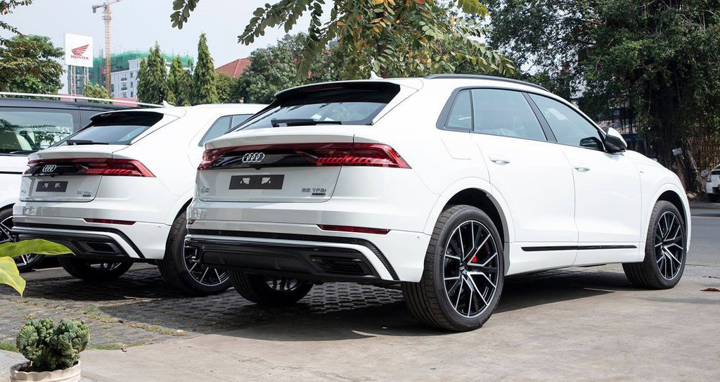 Đuôi xe ấn tượng với một dải nhựa đen nối liền 2 cụm đèn hậu LED. Bản thân dải đèn hậu LED này cũng chạy hết chiều ngang của xe, nhấn mạnh bề ngang gần 2 mét của mẫu SUV này.