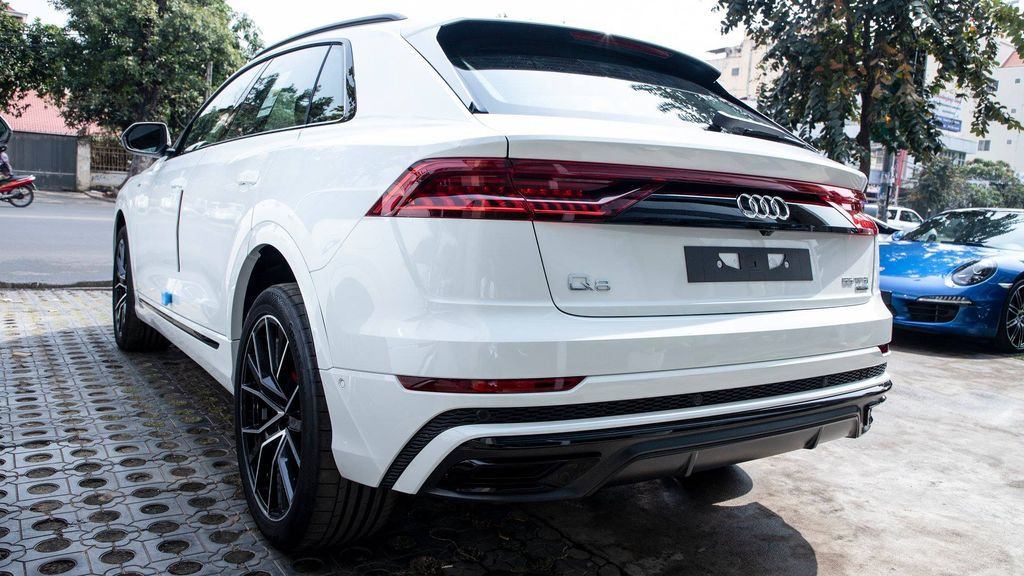 Ngoài lô xe Audi Q8 sang chảnh này, trước đó thị trường siêu xe, siêu sang ở Campuchia khá sôi động khi một loạt các cái tên đình đám trên thế giới như Rolls-Royce Phantom VIII, Mercedes-Maybach S600 Pullman hay mới đây nhất là Bugatti Chiron ồ ạt cập bến đất nước này.