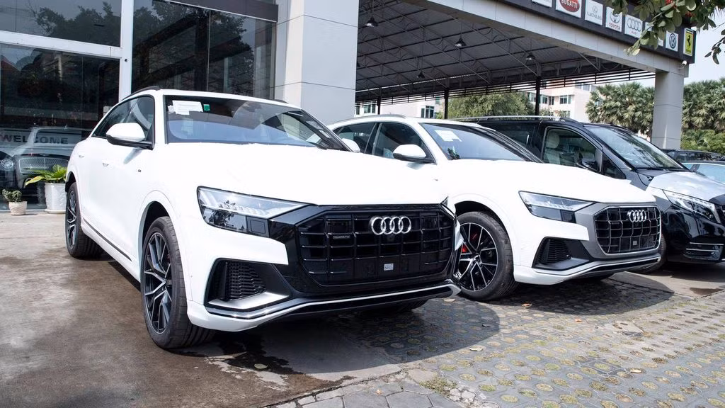 Audi Q8 là một trong những thiết kế đặc trưng của những mẫu SUV của hãng xe sang Audi kể từ nay về sau. Hai bên lưới tản nhiệt là các cụm đèn pha full Matrix LED có khả năng chiếu sáng độc lập từng vùng giúp tăng khả năng chiếu sáng và hạn chế làm chói mắt người đi ở làn đối diện.