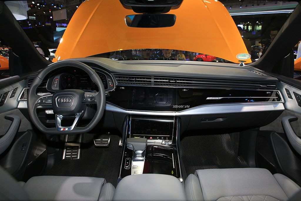 Tương tự ngoại thất, nội thất của Audi Q8 2019 cũng mang đậm nét thiết kế thể thao, kết hợp với sự sang trọng và công nghệ cao. được trang bị bảng đồng hồ kỹ thuật số và một màn hình thứ ba để chỉnh điều hòa cũng như những tính năng tiện nghi khác.