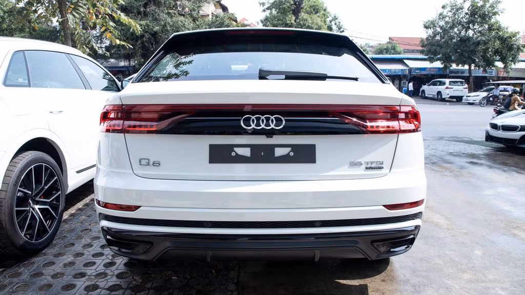 Audi Q8 là mẫu SUV thứ 5 của Audi và là mẫu SUV thứ 6 được tạo ra dựa trên nền tảng MLB Evo của đại gia đình Volkswagen, sau Audi Q7, Volkswagen Touareg, Bentley Bentayga, Porsche Cayenne và Lamborghini Urus.