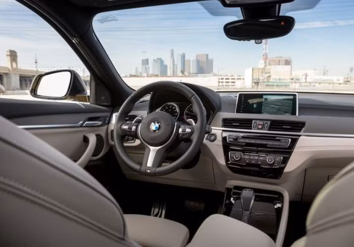 Bên trong khoang lái trang bị màn hình cảm ứng trung tâm kích thước 8,8 inch và hệ thống âm thanh 6 loa. X2 cũng đi kèm với các gói trang bị BMW Connected như: thông tin giao thông Real-Time Trafic, truy cập internet BMW Online, ứng dụng điều khiển xe BMW trên điện thoại thông minh... rất hiện đại.