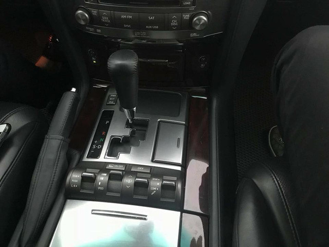 Xe được trang bị động cơ V8 dung tích 5,7 lít, công nghệ Dual VVT-i, cho công suất 363 mã lực và mô-men xoắn 530 Nm, kết hợp hộp số tự động 6 cấp và hệ dẫn động 4 bánh. Có 3 chế độ lái, gồm Sport, Comfort và Normal. Hệ thống treo khí nén có thể tuỳ chỉnh độ cao.