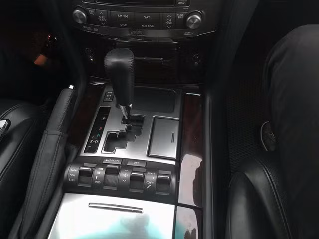 Xe được trang bị động cơ V8 dung tích 5,7 lít, công nghệ Dual VVT-i, cho công suất 363 mã lực và mô-men xoắn 530 Nm, kết hợp hộp số tự động 6 cấp và hệ dẫn động 4 bánh. Có 3 chế độ lái, gồm Sport, Comfort và Normal. Hệ thống treo khí nén có thể tuỳ chỉnh độ cao.