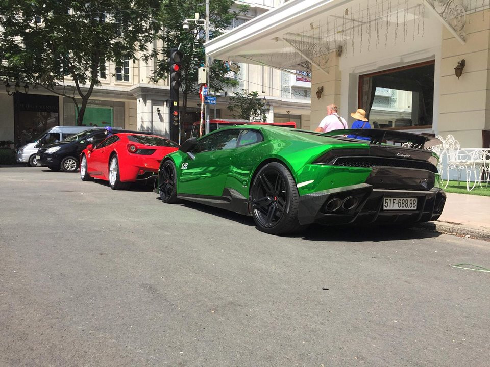 Còn chiếc Lamborghini Huracan LP610-4 được trang bị động cơ V10, dung tích 5,2 lít, sản sinh công suất 610 mã lực và mô-men xoắn cực đại 560Nm. "Siêu bò" tăng tốc từ 0-100 km/h trong 3,2 giây trước khi đạt vận tốc tối đa 325 km/h.