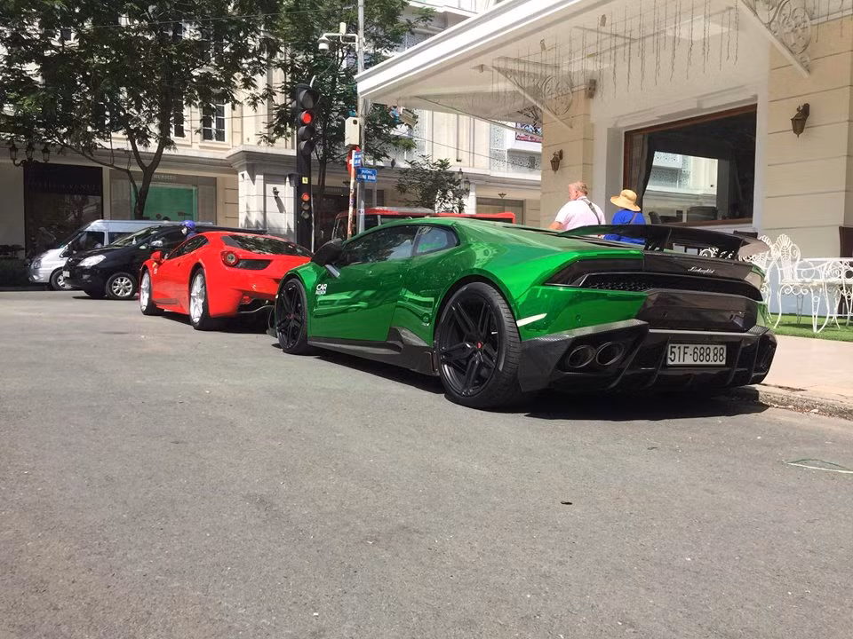 Còn chiếc Lamborghini Huracan LP610-4 được trang bị động cơ V10, dung tích 5,2 lít, sản sinh công suất 610 mã lực và mô-men xoắn cực đại 560Nm. "Siêu bò" tăng tốc từ 0-100 km/h trong 3,2 giây trước khi đạt vận tốc tối đa 325 km/h.