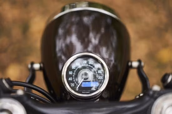 Đằng trước, Eastern Spirit lắp đặt cặp tay lái clip-on, công tơ mét Daytona nằm lọt thỏm trong đầu đèn dài sang trọng tinh tế. Bảng báo đèn được hàn vào cổ bình xăng.