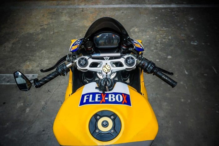 Loạt đồ chơi đắt tiền được trang bị như bộ nắp bình xăng Ducabike, gương gù CRG Arrow và bao tay Domino.