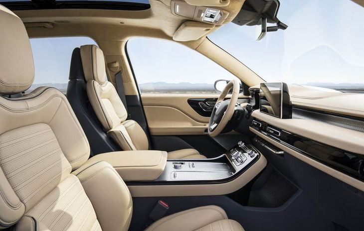 Trước mặt người lái là bảng đồng hồ kỹ thuật số đa năng theo xu hướng mới nhất của ngành công nghiệp xe hơi hiện tại.