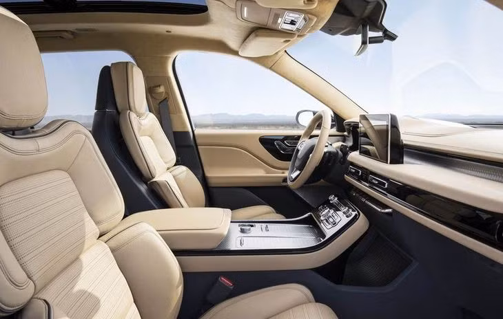 Trước mặt người lái là bảng đồng hồ kỹ thuật số đa năng theo xu hướng mới nhất của ngành công nghiệp xe hơi hiện tại.