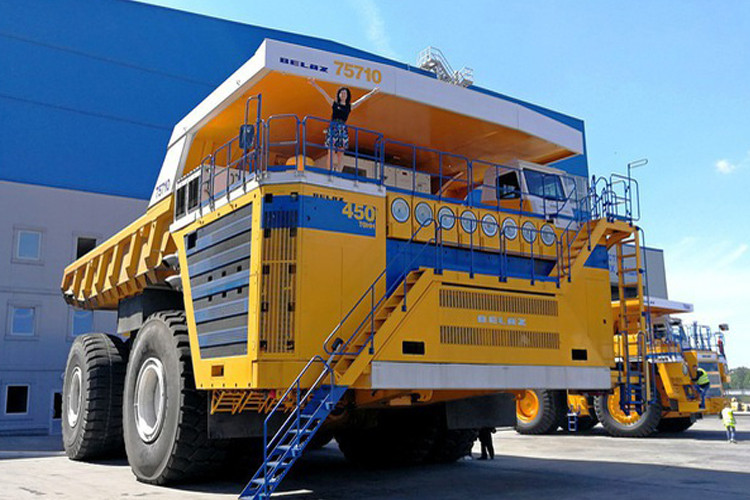 Chiếc xe cao to đồ sộ không khác gì một ngôi nhà di động.