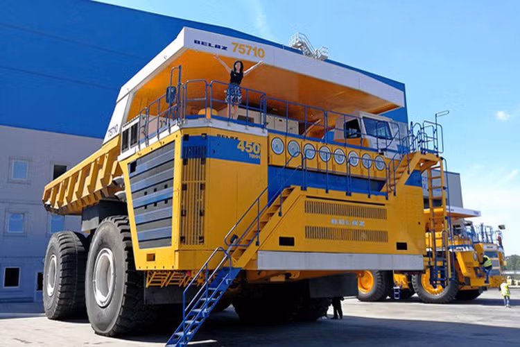 Chiếc xe cao to đồ sộ không khác gì một ngôi nhà di động.