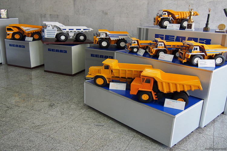 Bên trong nhà máy có cả khu trưng bày xe mẫu với nhiều loại đa dạng khác nhau.