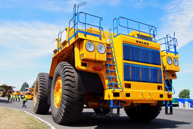 Đa số các mẫu xe ôtô siêu khủng ở đây đều được sơn vàng đặc trưng cho những mẫu xe công trình. Tuy nhiên, nếu khách hàng có yêu cầu đặc biệt thì có thể đặt nhà máy sơn màu trắng.