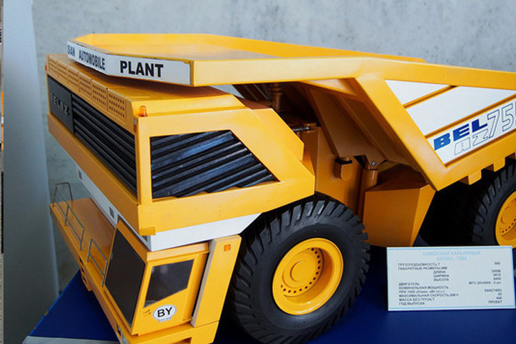 Mẫu xe 7550 này còn khổng lồ hơn với sức tải 560 tấn, tuy nhiên nó mới đang ở giai đoạn lập dự án.