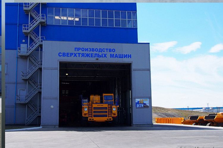 Phía trước của nhà máy ôtô BelAZ tại thành phố Zhodzina, cách thủ đô Minsk của Belarus 50 km về phía đông bắc là nơi sản xuất nên hàng nghìn chiếc xe tải khổng lồ đáng ngạc nhiên đó.