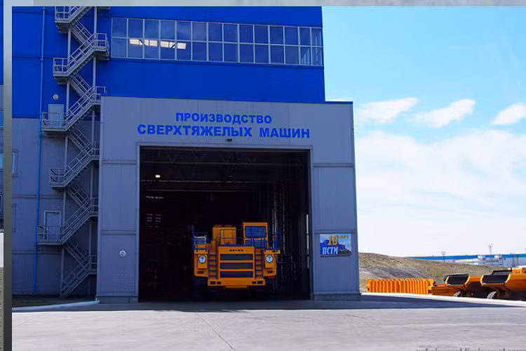 Phía trước của nhà máy ôtô BelAZ tại thành phố Zhodzina, cách thủ đô Minsk của Belarus 50 km về phía đông bắc là nơi sản xuất nên hàng nghìn chiếc xe tải khổng lồ đáng ngạc nhiên đó.