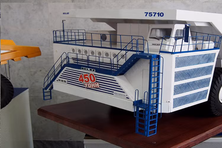 Một trong những mẫu xe tải nổi tiếng nhất ở đây là mẫu BELAZ-75710 với chiều cao tương đương một tòa nhà 3 tầng (8,1 m), tải trọng 450 tấn. 75710 là xe tự đổ lớn nhất thế giới với tải trọng lên đến 450 tấn. Mỗi bánh xe có thể chịu được tải trọng khoảng 100 tấn, vì vậy nhà sản xuất đã trang bị cho nó hẳn 8 bánh. Giá của một chiếc BelAZ 75710 như thế này là 9 triệu USD.