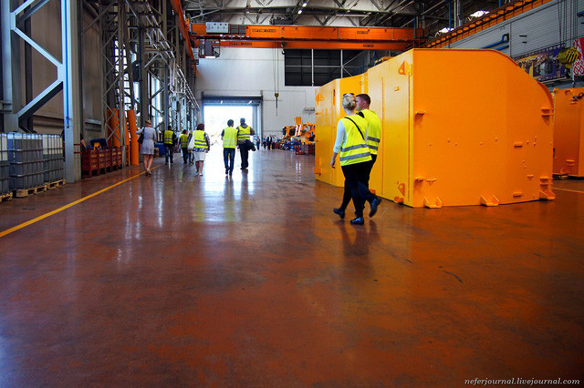 BelAZ được thành lập từ năm 1948 và chuyên sản xuất các loại máy móc, phương tiện dùng trong công nghiệp nặng như khai mỏ, công trình ngầm… Và... tất nhiên để chế tạo nên những chiếc xe cỡ lớn hàng khủng như vậy đòi hỏi nhà máy phải có diện tích lớn và đội ngũ kĩ sư chuyên nghiệp nhất.