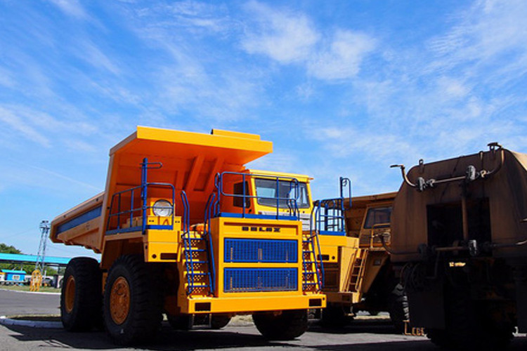 Khuôn viên của nhà máy cực lớn nên đa số khách tham quan được chở bằng xe buýt vfa thậm chí có thể mất cả ngày trời mới đi hết.