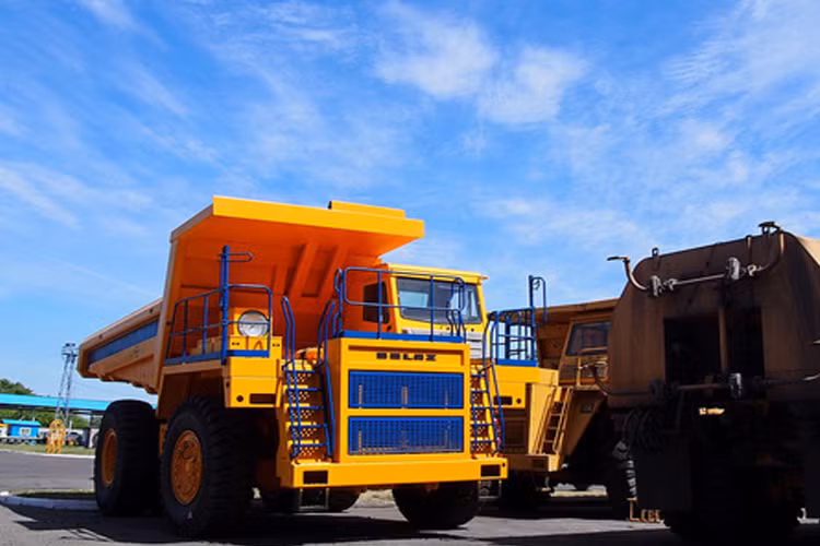 Khuôn viên của nhà máy cực lớn nên đa số khách tham quan được chở bằng xe buýt vfa thậm chí có thể mất cả ngày trời mới đi hết.