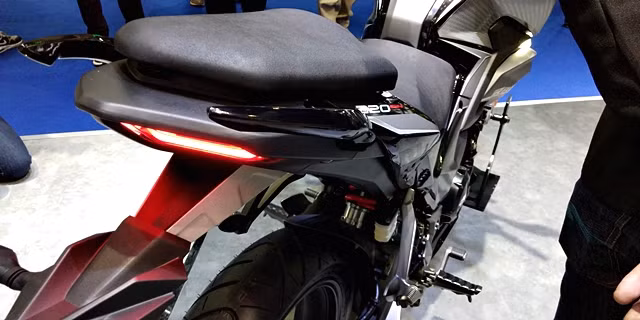 Xe được trang bị yên hai tầng tạo chỗ ngồi thoải mái cho cả người lái và người ngồi đằng sau.