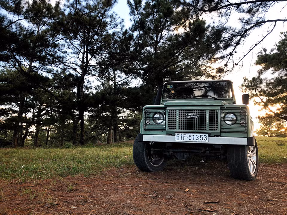 Mẫu xe dã ngoại tiếp theo của Đinh Tiến Đạt là Land Rover Defender phiên bản đặc biệt Heritage Edition HUE 166.