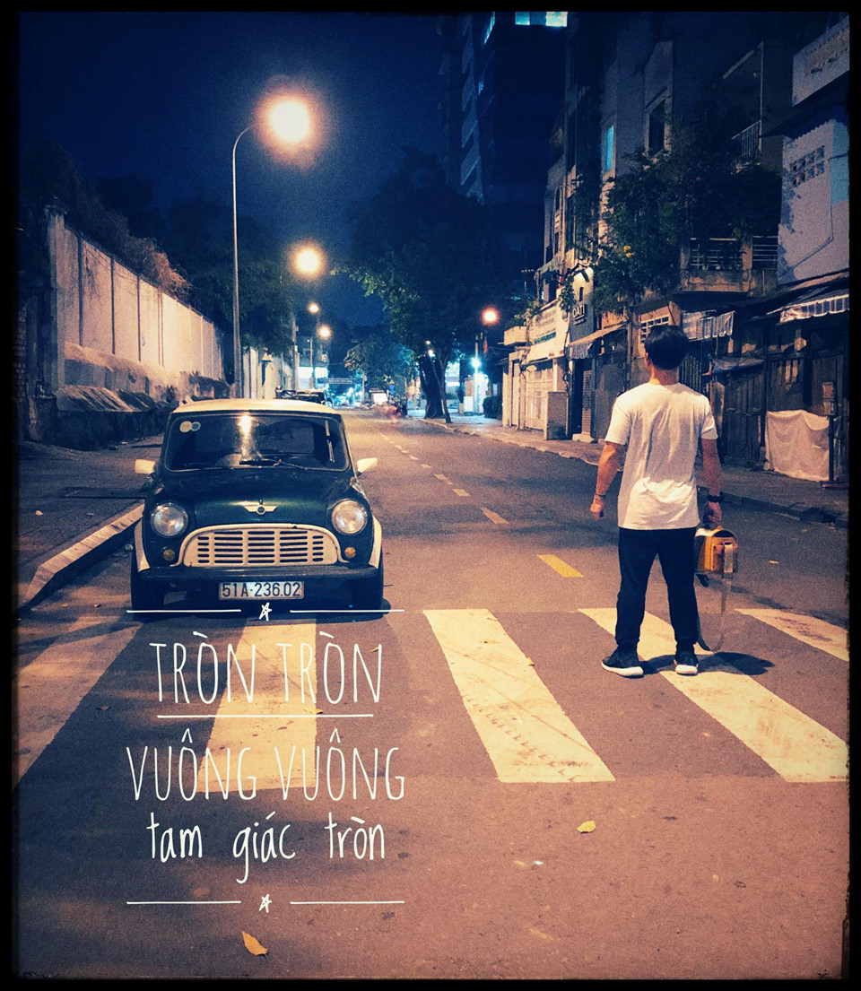 Mini Cooper là chiếc xế cổ khá được Tiến Đạt yêu thích. Anh cũng thường xuyên khoe ảnh "So Deep" với chiếc xe này lên trang mạng cá nhân của mình. Chiếc Mini cổ này là phương tiện di chuyển hàng ngày của chàng rapper.