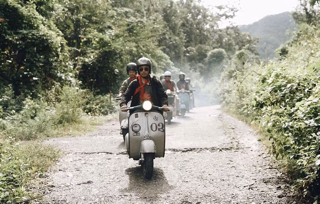 Ngoài Acma đời 1956, anh còn sở hữu một chiếc Vespa cổ hàng hiếm khác.