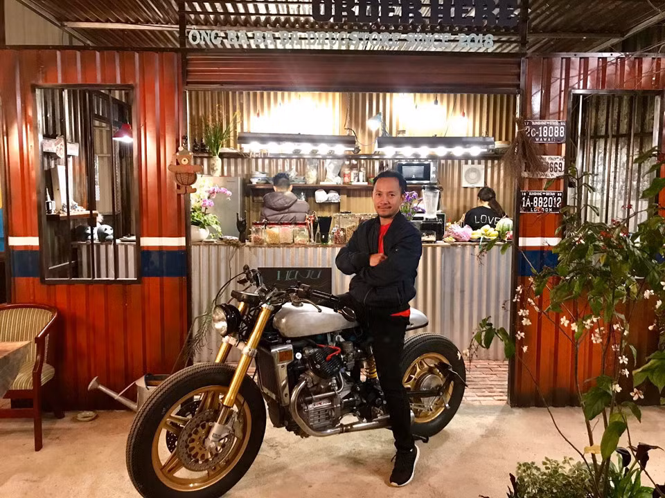 Bộ sưu tập xe cổ của Tiến Đạt gồm những chiếc xe như Vespa, Mini Cooper, G-Class hay Defender... đều thuộc dạng hàng hiếm, vương đậm dấu ấn thời gian.