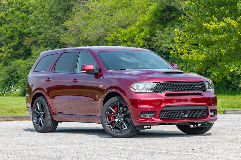 Đứng sau đó là mẫu xe mới Dodge Durango SRT 2018, nó có sức kéo tối đa lên tới 3.946 kg.