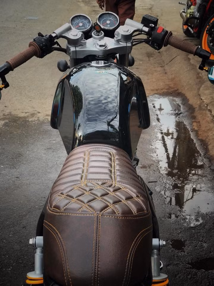 Chi tiết thay đổi lớn nhất trên bản độ này có thể kể đến là phần yên solo. So với nguyên bản yên solo chỉ dành cho một người ngồi thì nó lại được thay thế bằng bộ yên mới có thể đi 2 người.