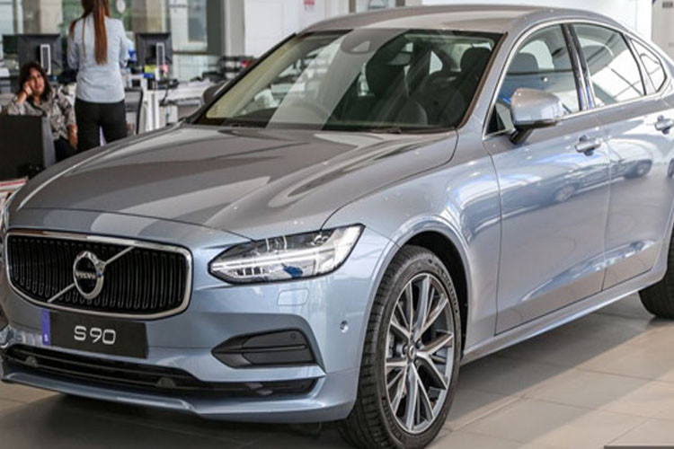 Ngoại hình của mẫu xe Volvo S90 T5 Momentum có nhiều khác biệt đáng kể khi xe được định hướng thiết kế mang tính thể thao mạnh mẽ hơn. Đáng chú ý ở điểm hãng này loại bỏ khá nhiều chi tiết mạ chrome ở ngoại thất - vật liệu thường thấy trên những mẫu sedan hạng sang.