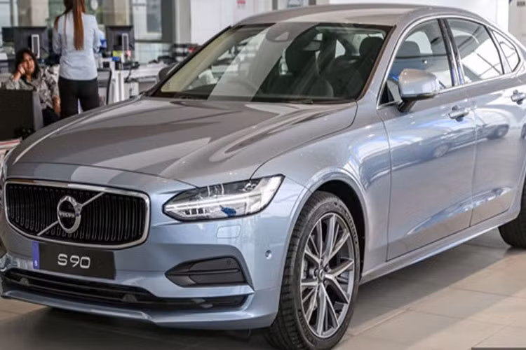Ngoại hình của mẫu xe Volvo S90 T5 Momentum có nhiều khác biệt đáng kể khi xe được định hướng thiết kế mang tính thể thao mạnh mẽ hơn. Đáng chú ý ở điểm hãng này loại bỏ khá nhiều chi tiết mạ chrome ở ngoại thất - vật liệu thường thấy trên những mẫu sedan hạng sang.