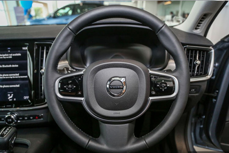 Xe còn được trang bị hệ thống điện tử thông minh Volvo Sensus với màn hình 9 inch đặt dọc trên bảng điều khiển và màn hình thông tin giải trí 12,3 inch. Nhiều công nghệ mới như; hỗ trợ người lái bán tự động Pilot Assist kết hợp với tính năng giữ làn đường, cho phép người lái tăng tốc hoặc giảm tốc trong giới hạn 130 km/h mà không cần giữ vô-lăng...