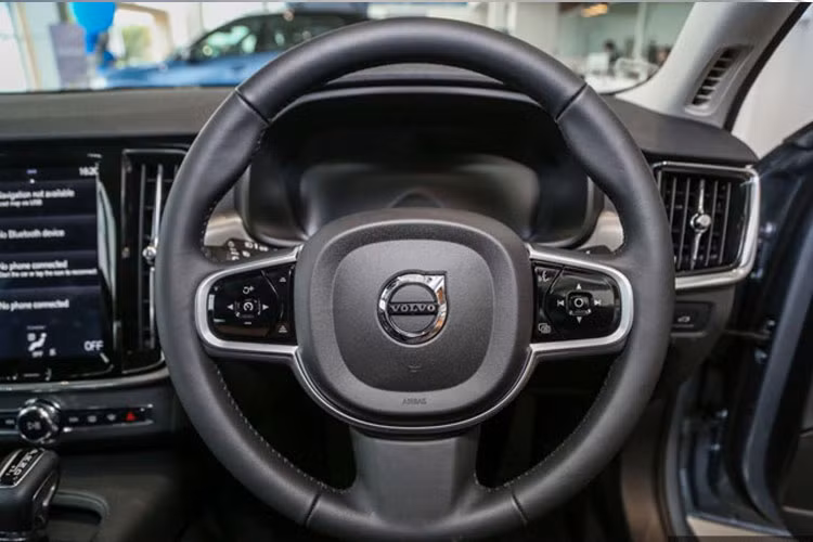 Xe còn được trang bị hệ thống điện tử thông minh Volvo Sensus với màn hình 9 inch đặt dọc trên bảng điều khiển và màn hình thông tin giải trí 12,3 inch. Nhiều công nghệ mới như; hỗ trợ người lái bán tự động Pilot Assist kết hợp với tính năng giữ làn đường, cho phép người lái tăng tốc hoặc giảm tốc trong giới hạn 130 km/h mà không cần giữ vô-lăng...