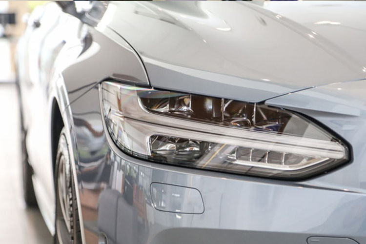 Đèn LED công nghệ Active High Beam vẫn được áp dụng cho mẫu xe này và đèn daylight thiết kế hình chữ T "búa Thor" đặc trưng của Volvo.